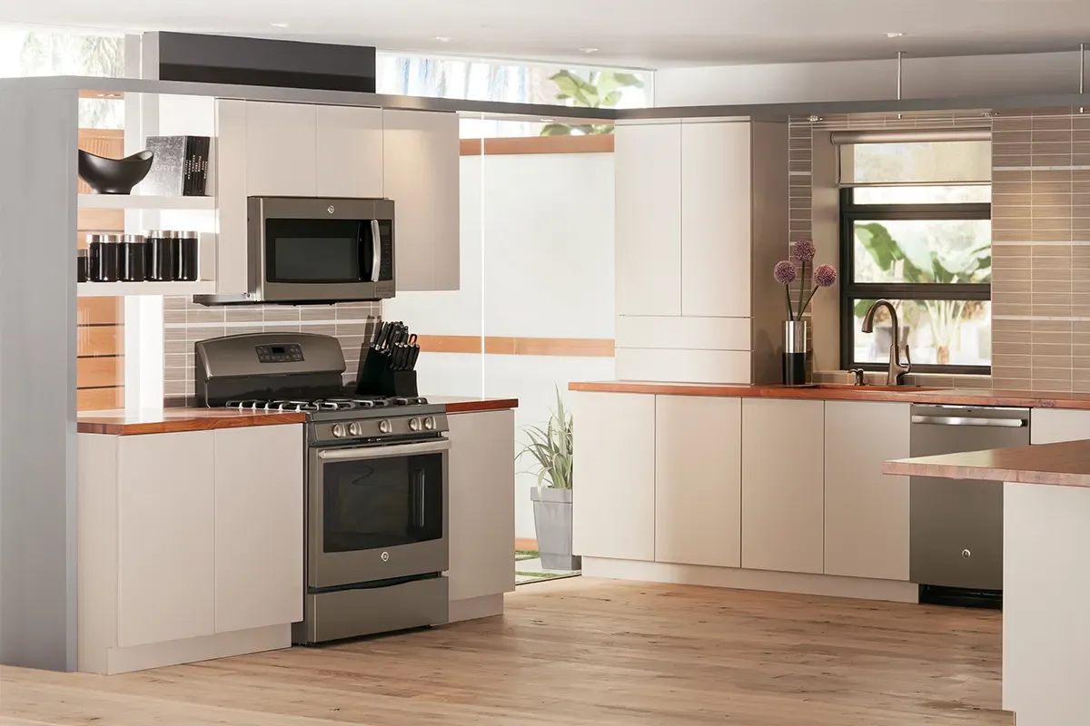 Moderne Küche mit GE-Geräten