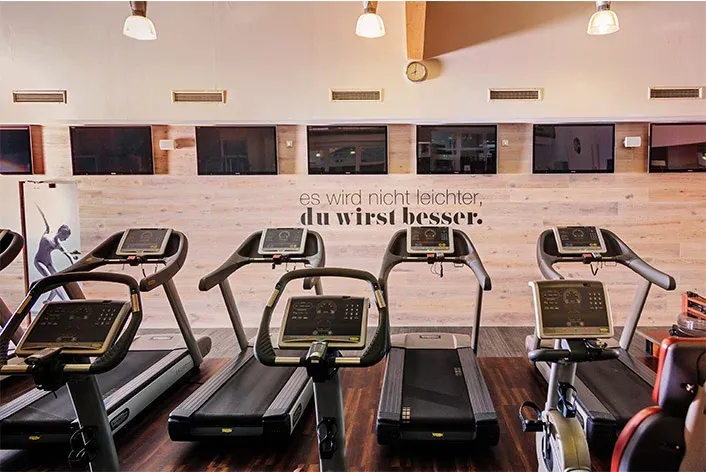 Moderne Technogym-Ausdauergeräte im hellen Kardiobereich