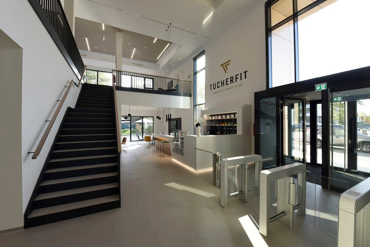 Modernes Fitnessstudio mit hochwertigen Geräten im TucherFit