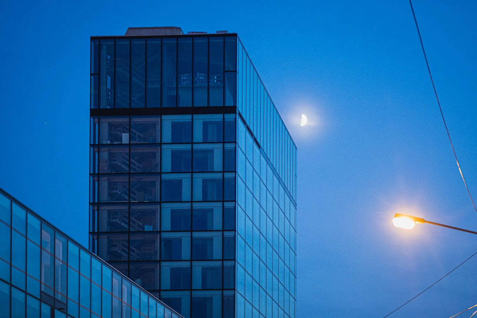 Modernes Hochhaus des Arte Hotel Salzburg