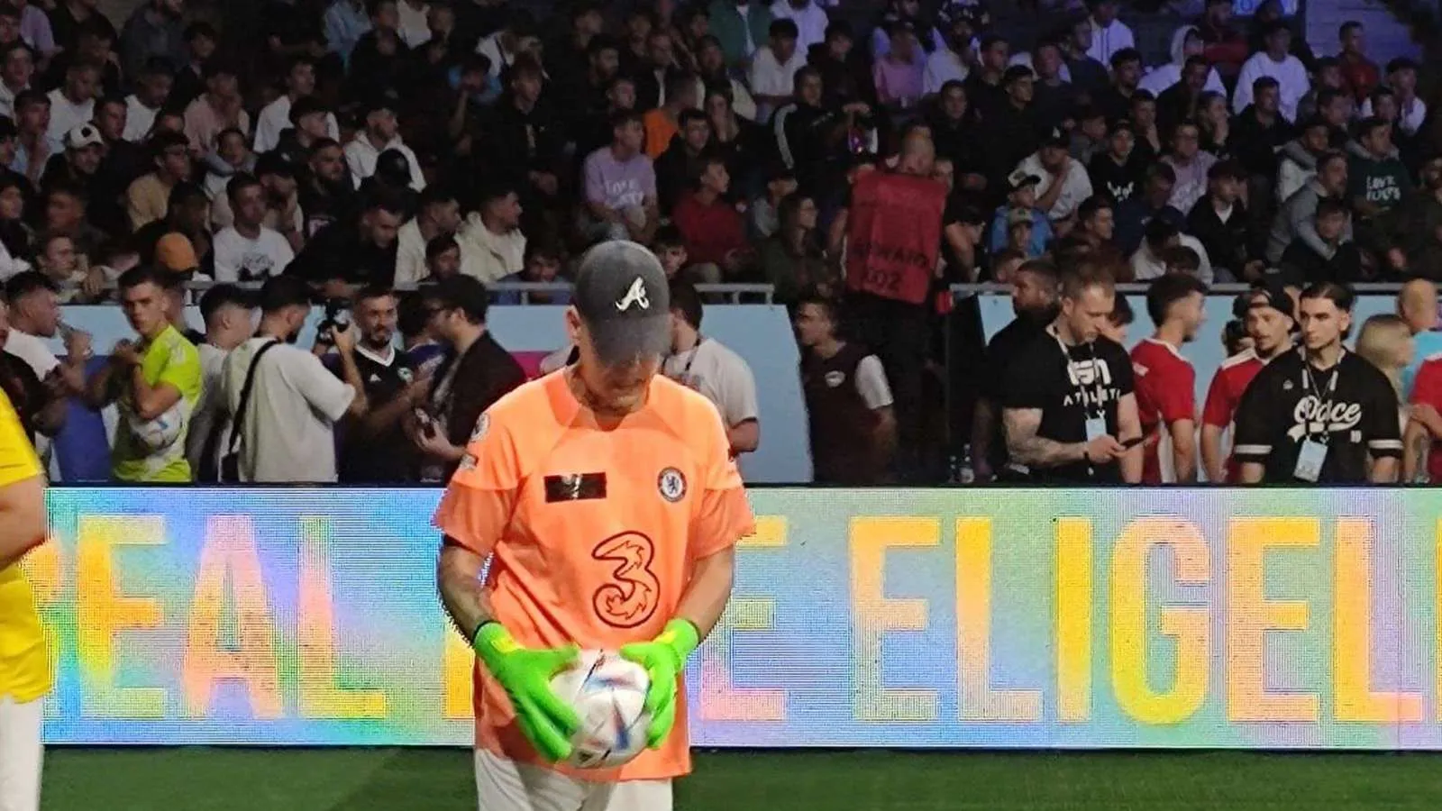 MontanaBlack als Torwart auf dem Platz.