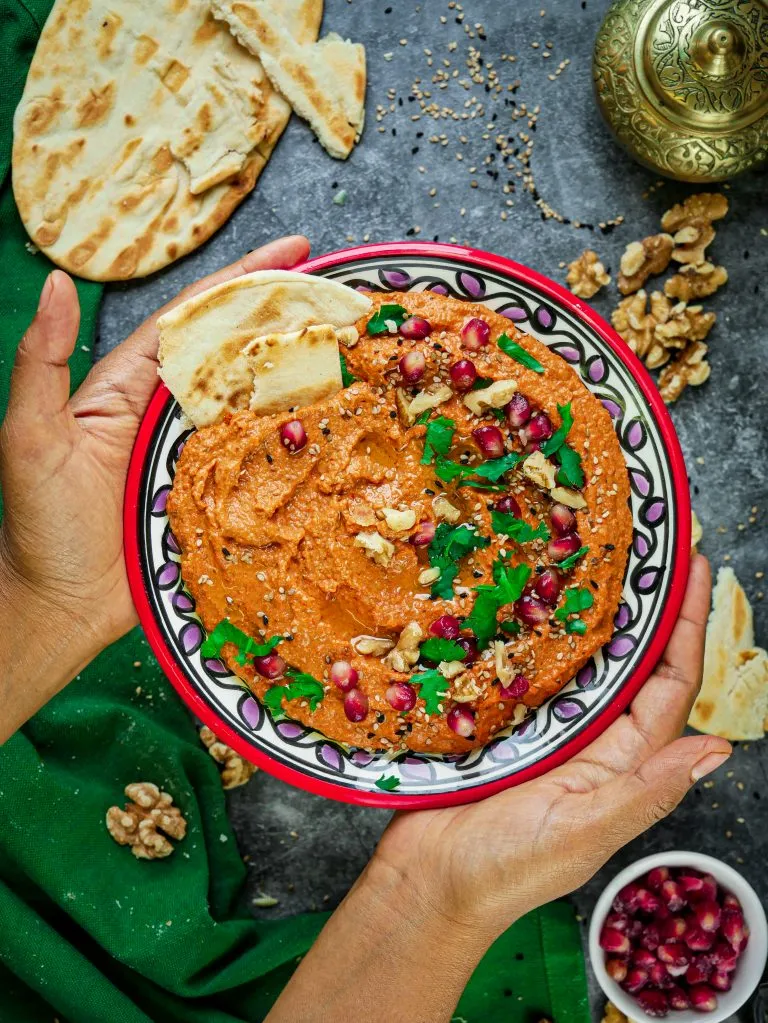 Muhammara, ein veganer Paprika-Walnuss-Dip aus dem Nahen Osten