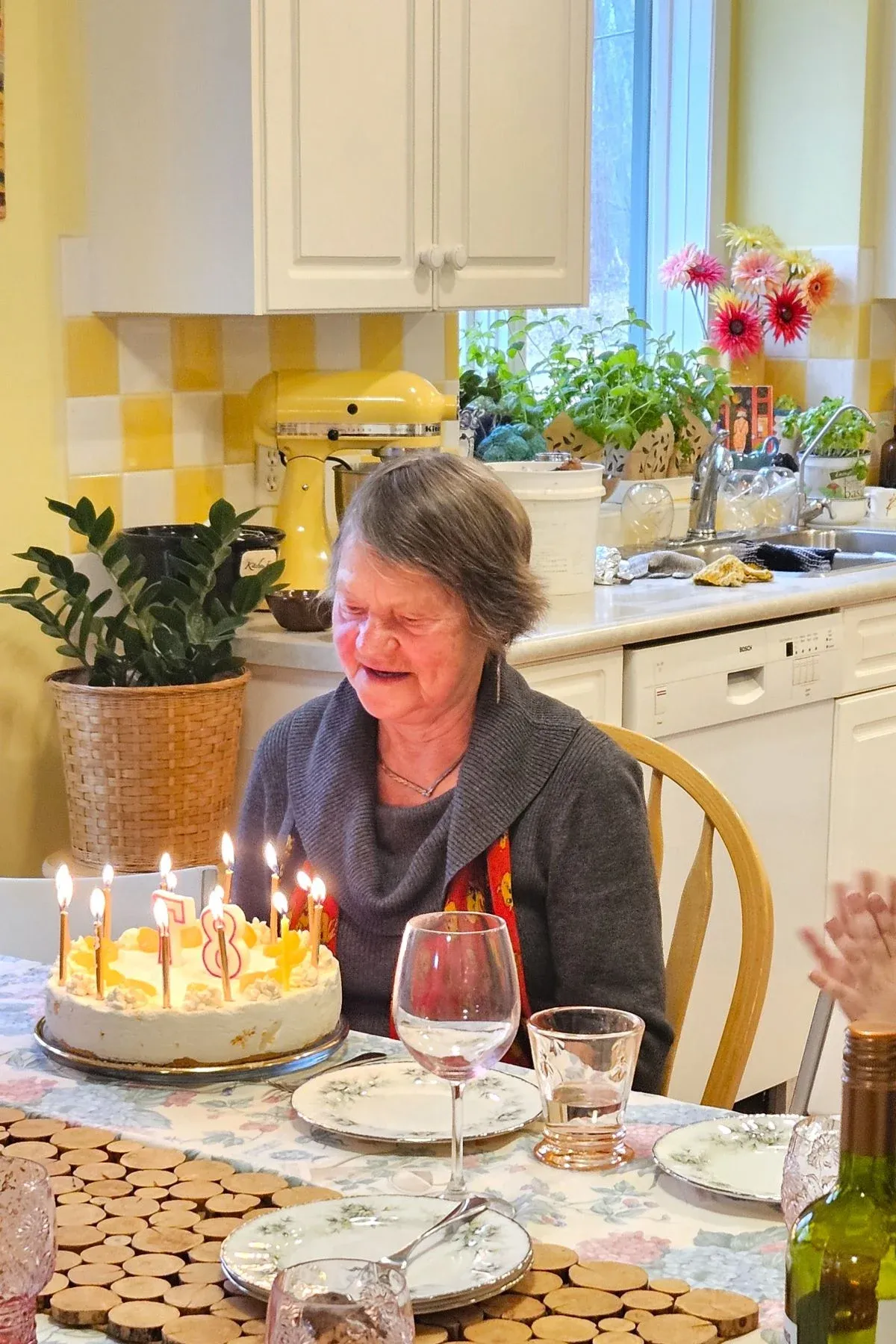 Mutter bereit, die Kerzen auf ihrer Mandarinen Sahnetorte zum 87. Geburtstag auszublasen.