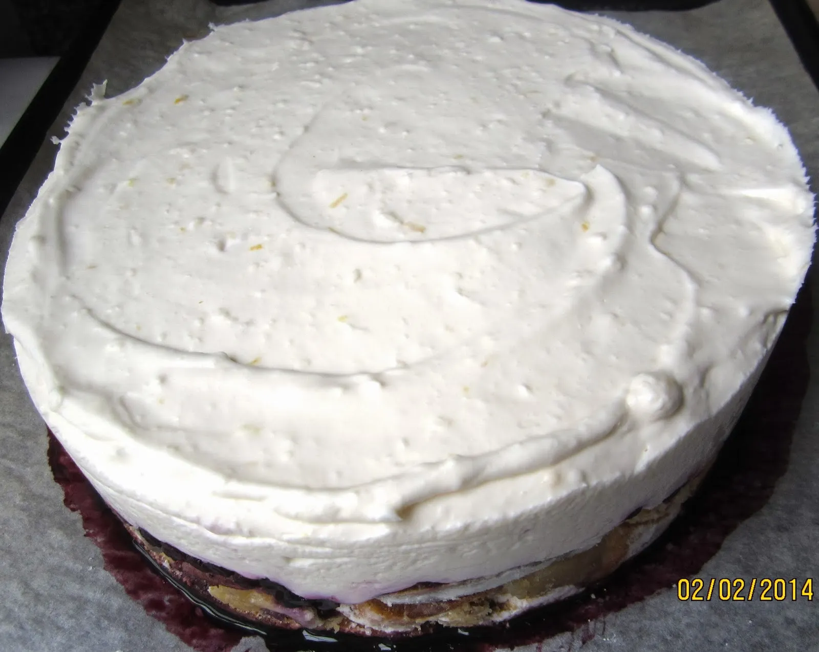 Nach dem Entfernen des Rings müssen die Seiten mit Sahne bestrichen werden