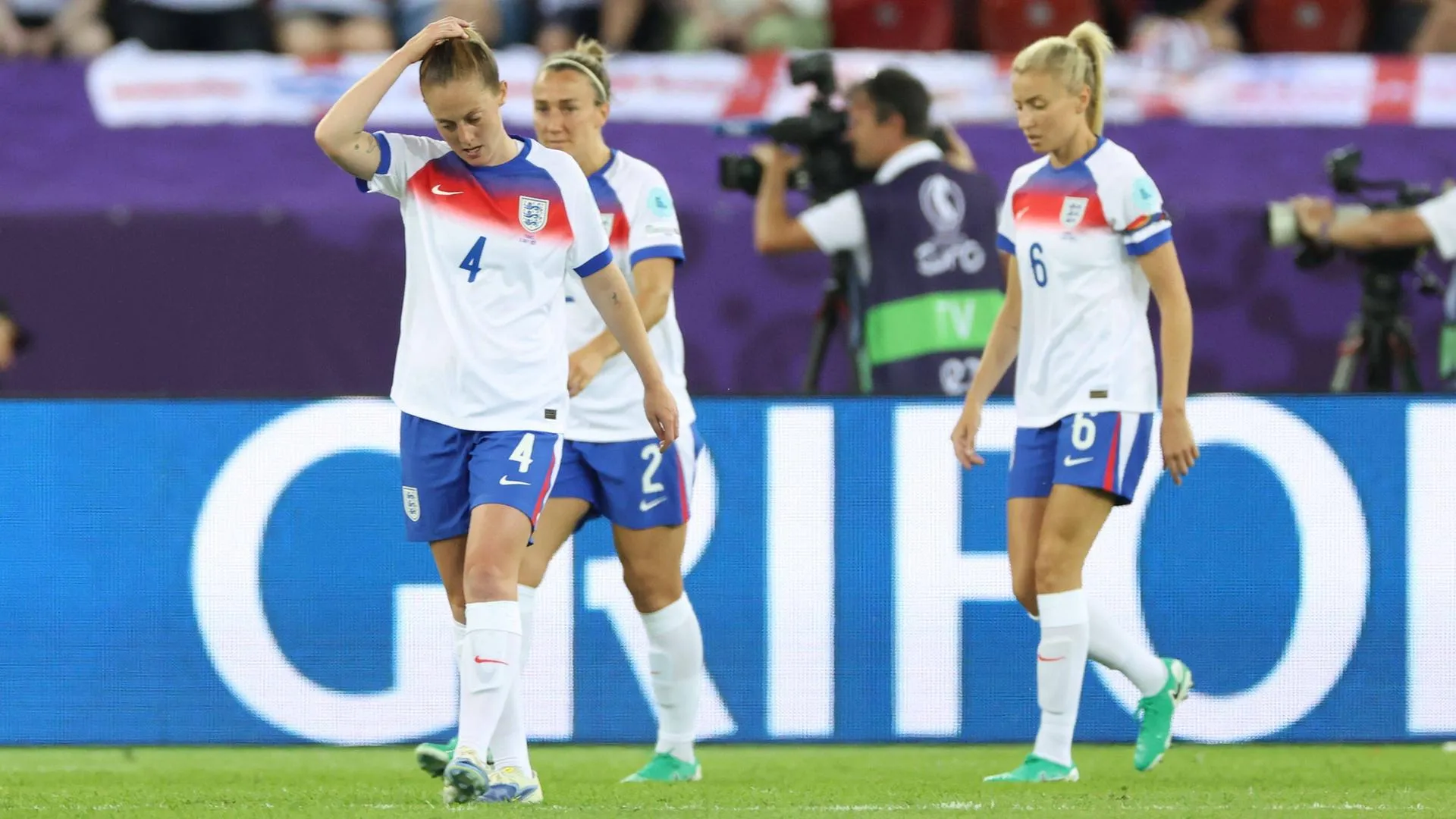 Nach der französischen Führung sind die englischen Spielerinnen niedergeschlagen.