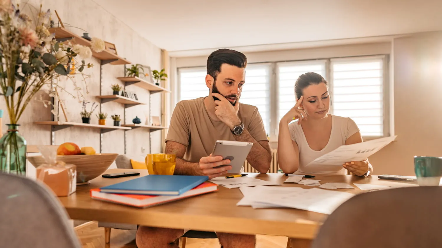 Nachdenkliches Paar prüft Finanzdokumente für ihre Absicherung