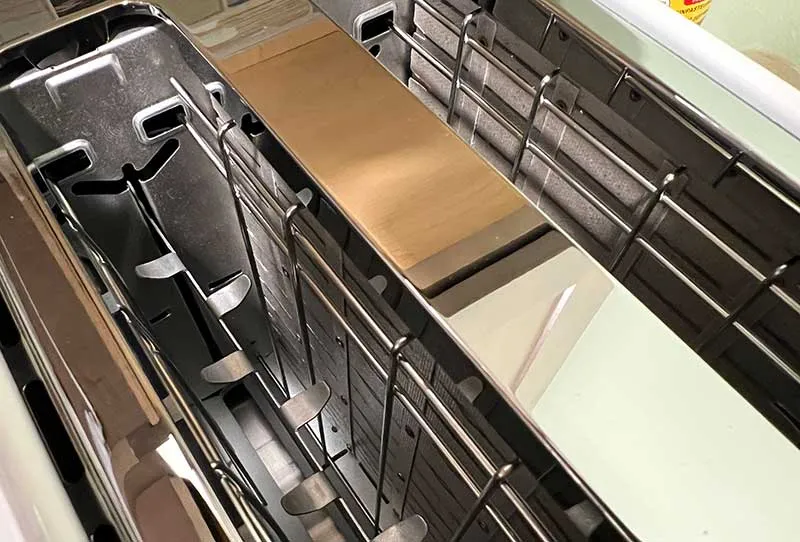 Nahaufnahme der breiten Schlitze des Tineco TOASTY ONE Toasters