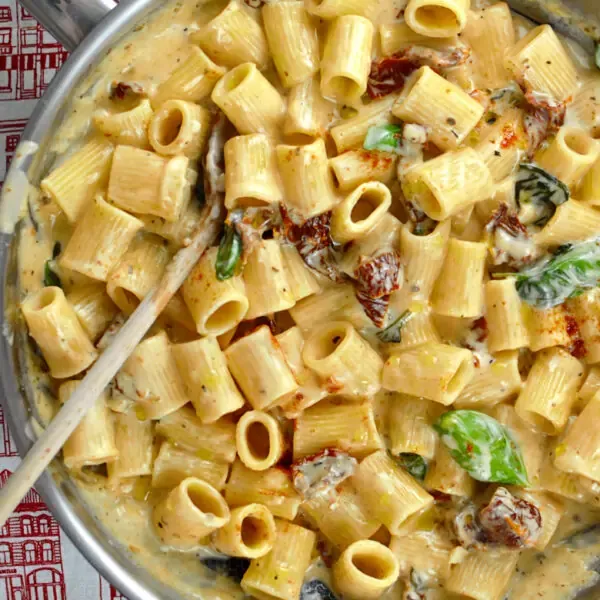 Nahaufnahme der cremigen Marry Me Pasta mit Basilikum