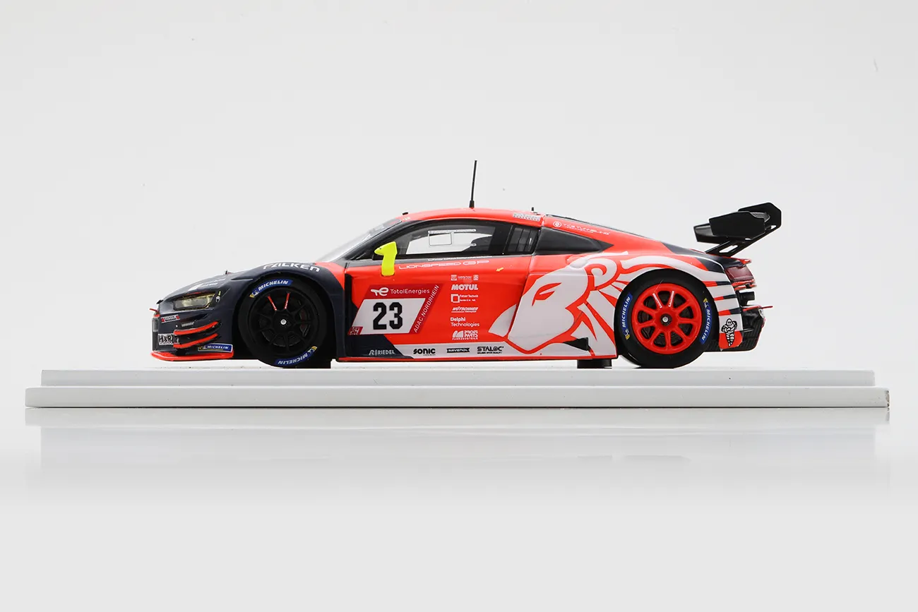 Nahaufnahme der Fahrzeugfront des Audi R8 LMS GT3 Evo II #23 Modellautos