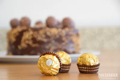 Nahaufnahme der Ferrero Rocher Torte mit goldener Deko