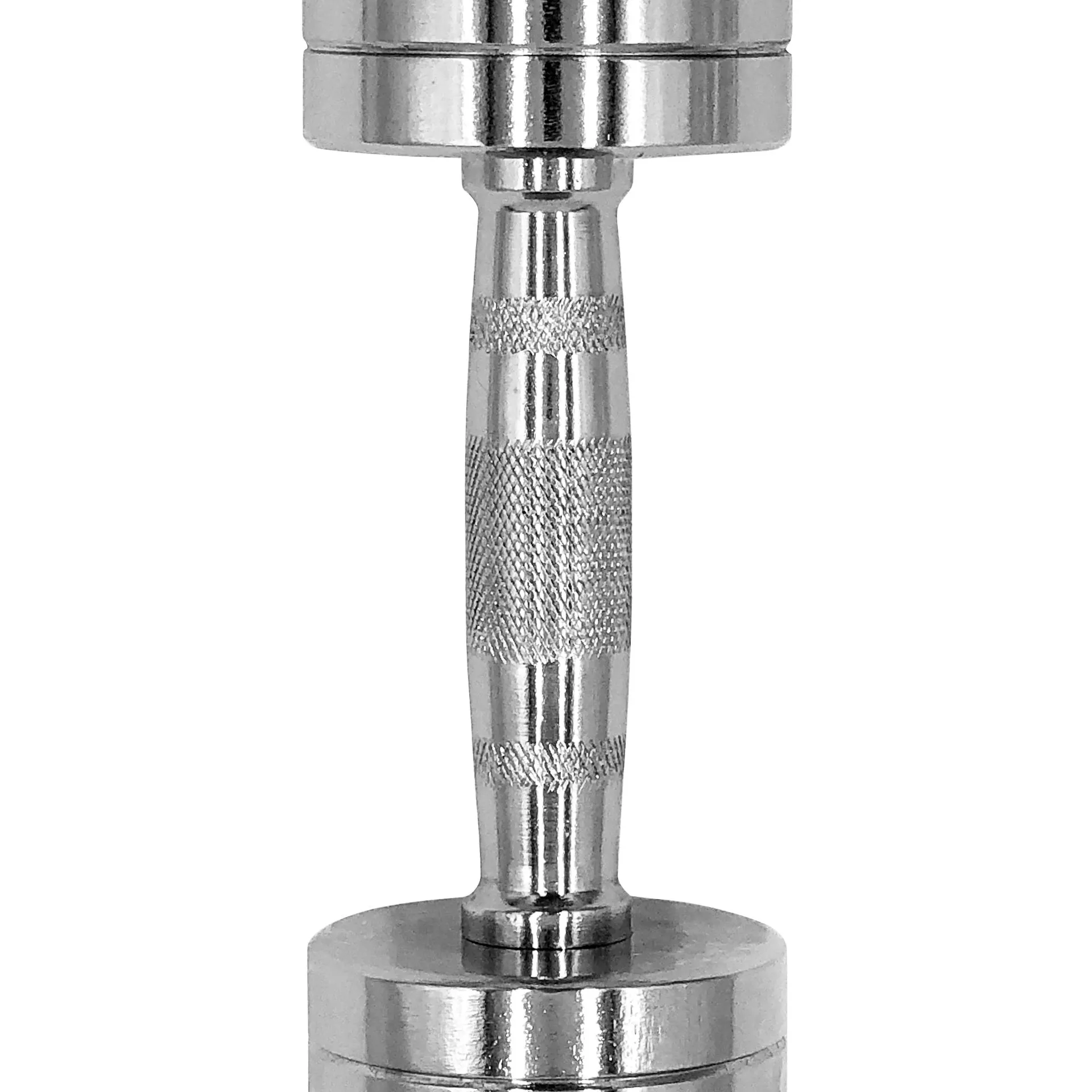 Nahaufnahme der glänzenden PB Strong Chromhanteln auf dem Ständer