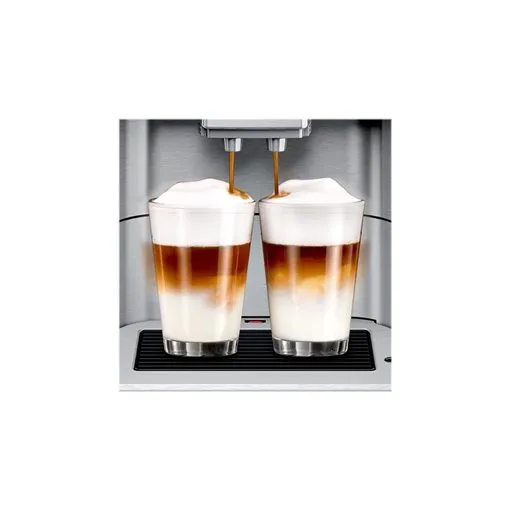 Nahaufnahme der Kaffeetasse, die unter dem Auslauf des Siemens EQ6 plus s700 befüllt wird