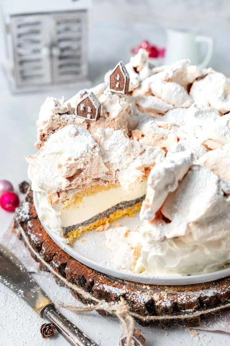 Nahaufnahme der Mohn-Käse-Sahne-Torte mit Baiser