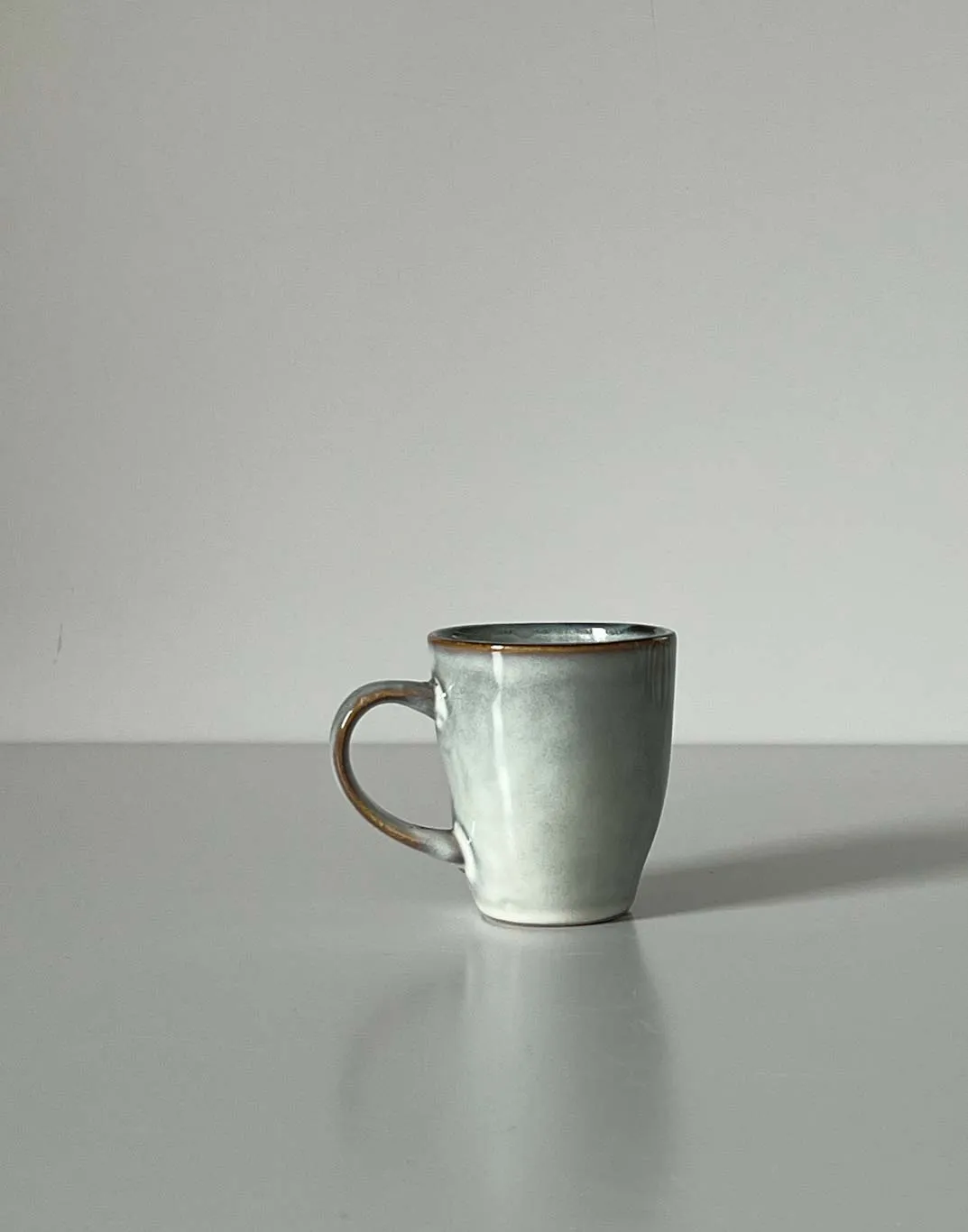 Nahaufnahme der Steinguttasse Mio in Grau