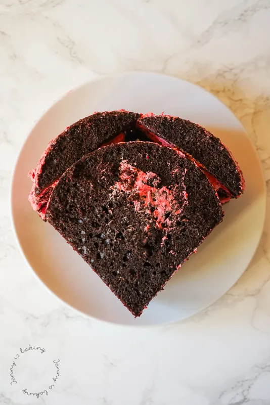 Nahaufnahme der Tortenstücke, die die Herzform beginnen zu bilden, mit Creme fixiert