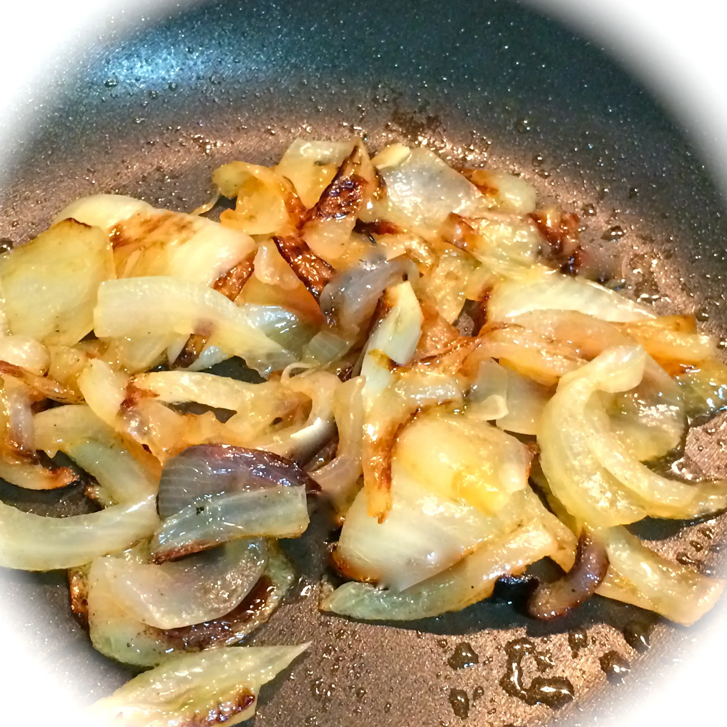 Nahaufnahme der Zwiebeln beim Karamellisieren in der Pfanne