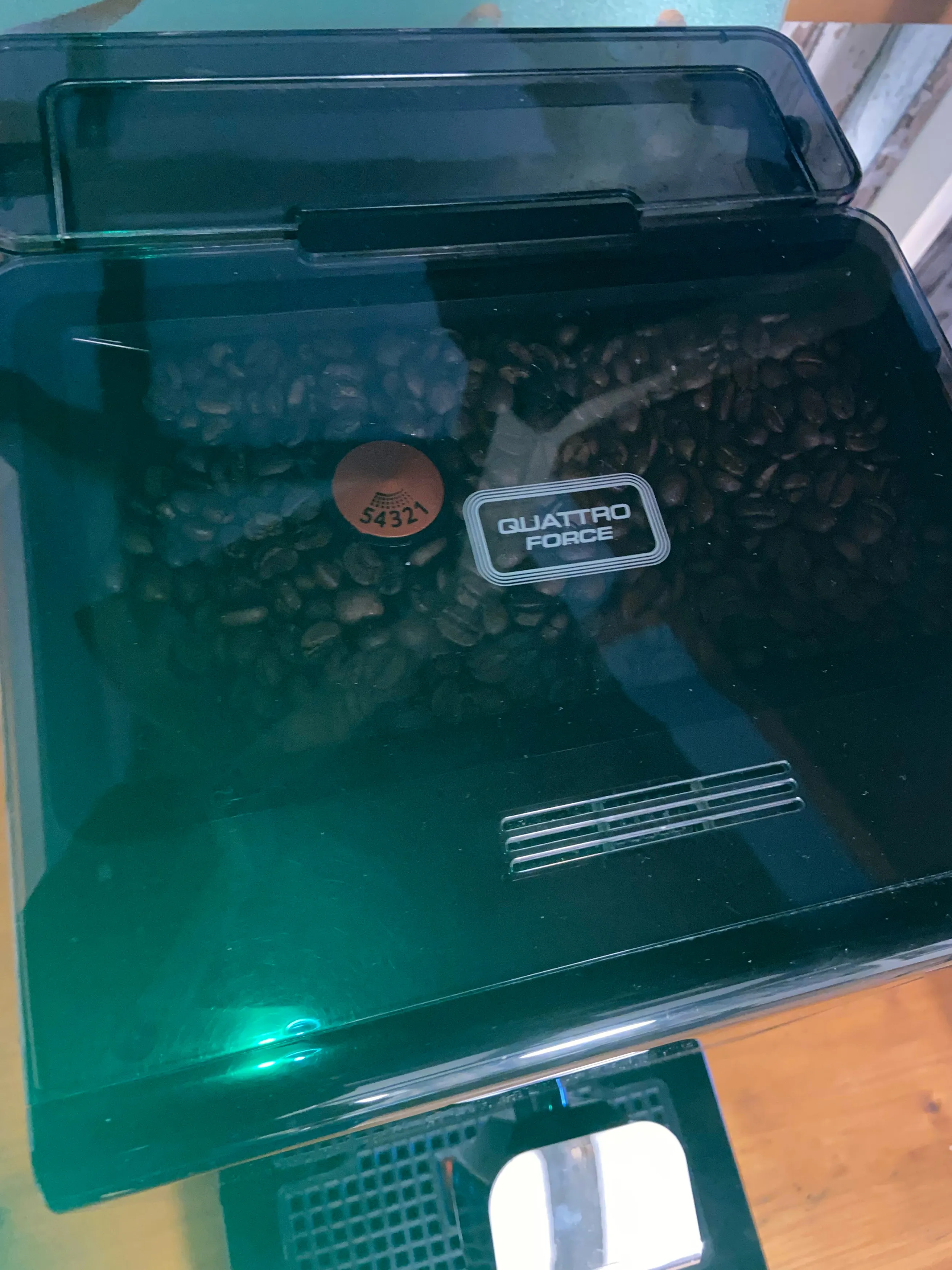 Nahaufnahme des Bohnenbehälters eines Kaffeevollautomaten.