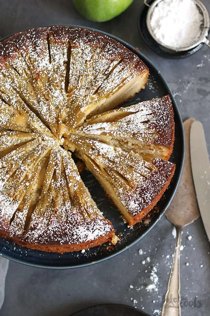 Nahaufnahme des fertig gebackenen Low-Carb Apfelkuchens