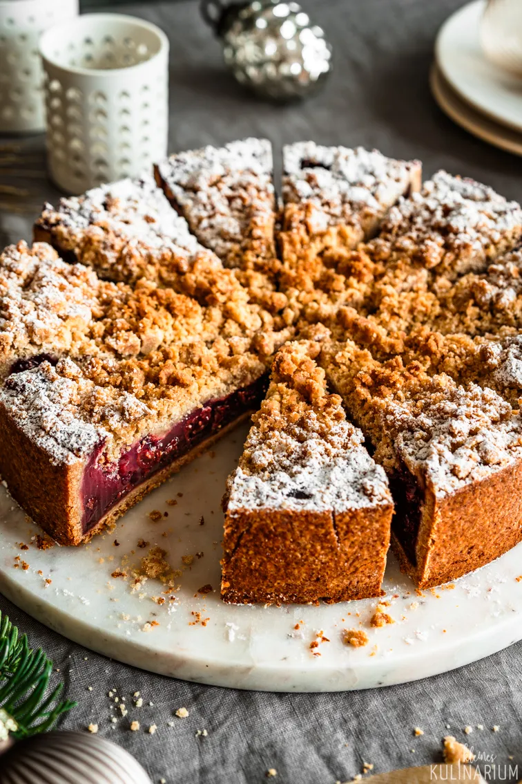 Nahaufnahme des Kirsch-Streusel-Kuchens, der auf einer Etagere angerichtet ist