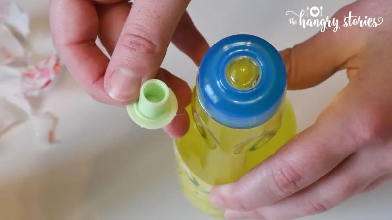 Nahaufnahme des Öffners und der Glasmurmel im Flaschenhals