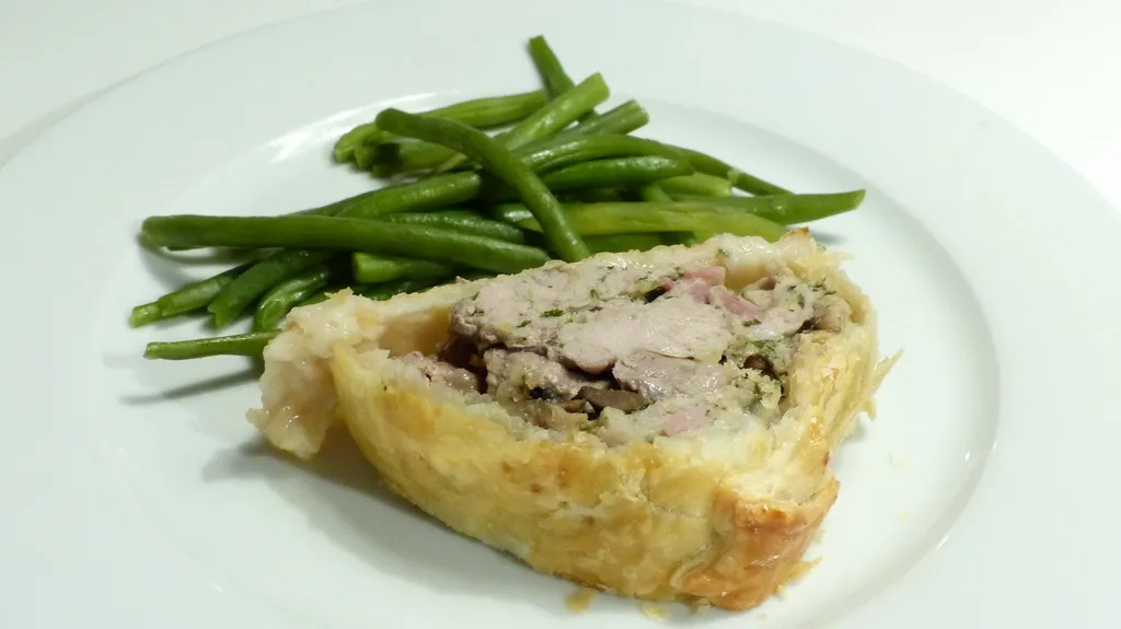 Nahaufnahme des servierten Filet im Teig