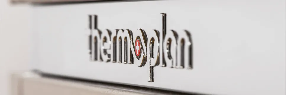 Nahaufnahme des Thermoplan Logos auf einer Kaffeemaschine