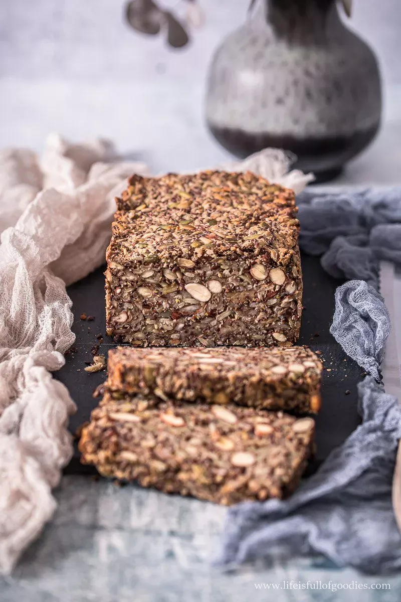 Nahaufnahme des veganen Körnerbrots mit vielen Kernen