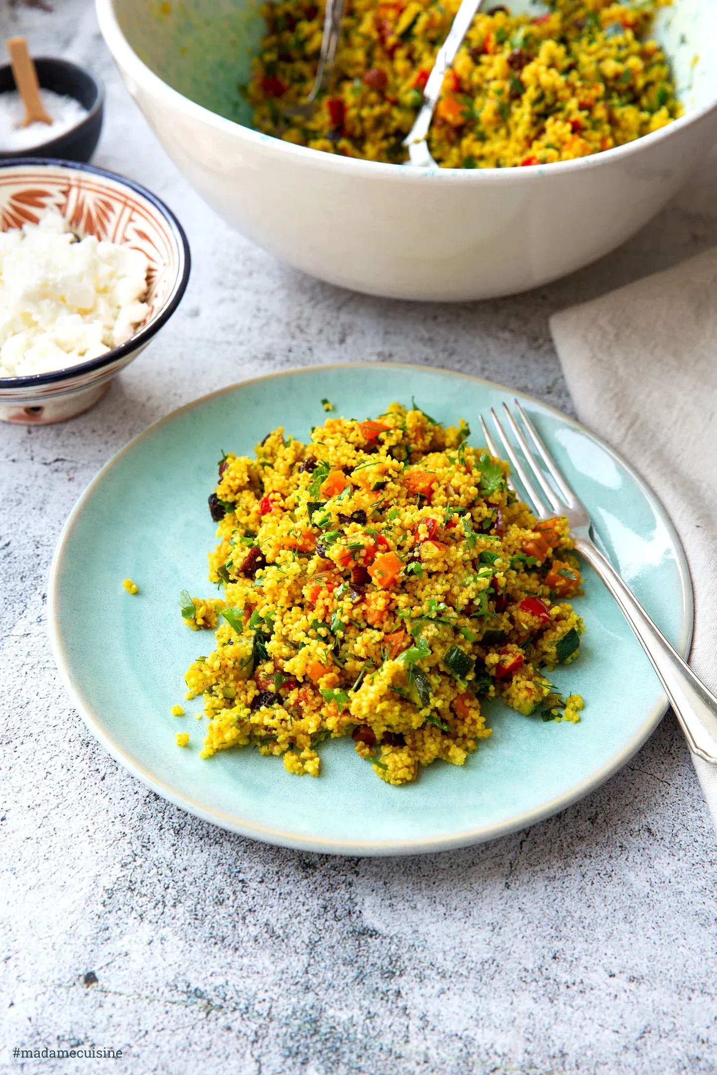 Nahaufnahme des vorbereiteten orientalischen Couscous-Salats