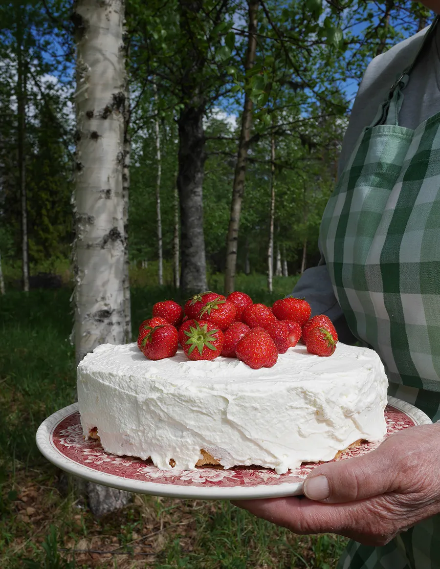 Nahaufnahme einer Ansicht von oben auf die Erdbeertorte, die in drei Schichten geschnitten ist