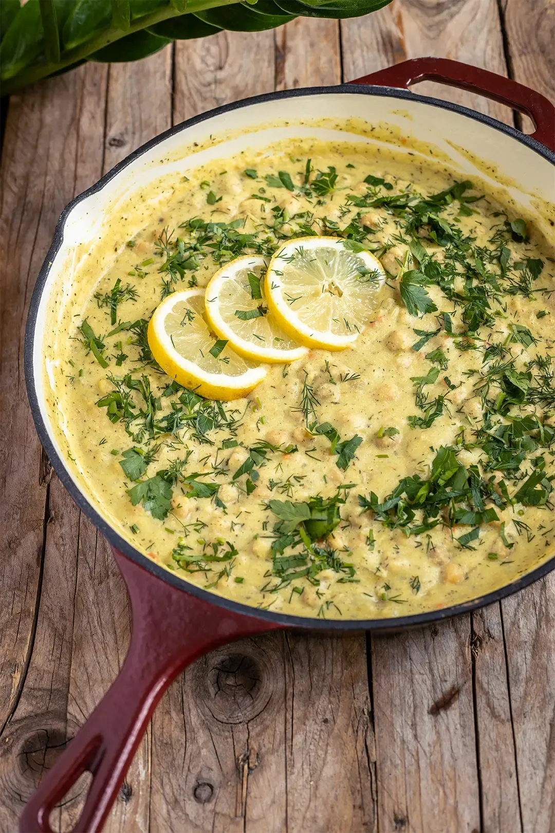 Nahaufnahme einer cremigen veganen Zitronen-Kichererbsen-Pfanne