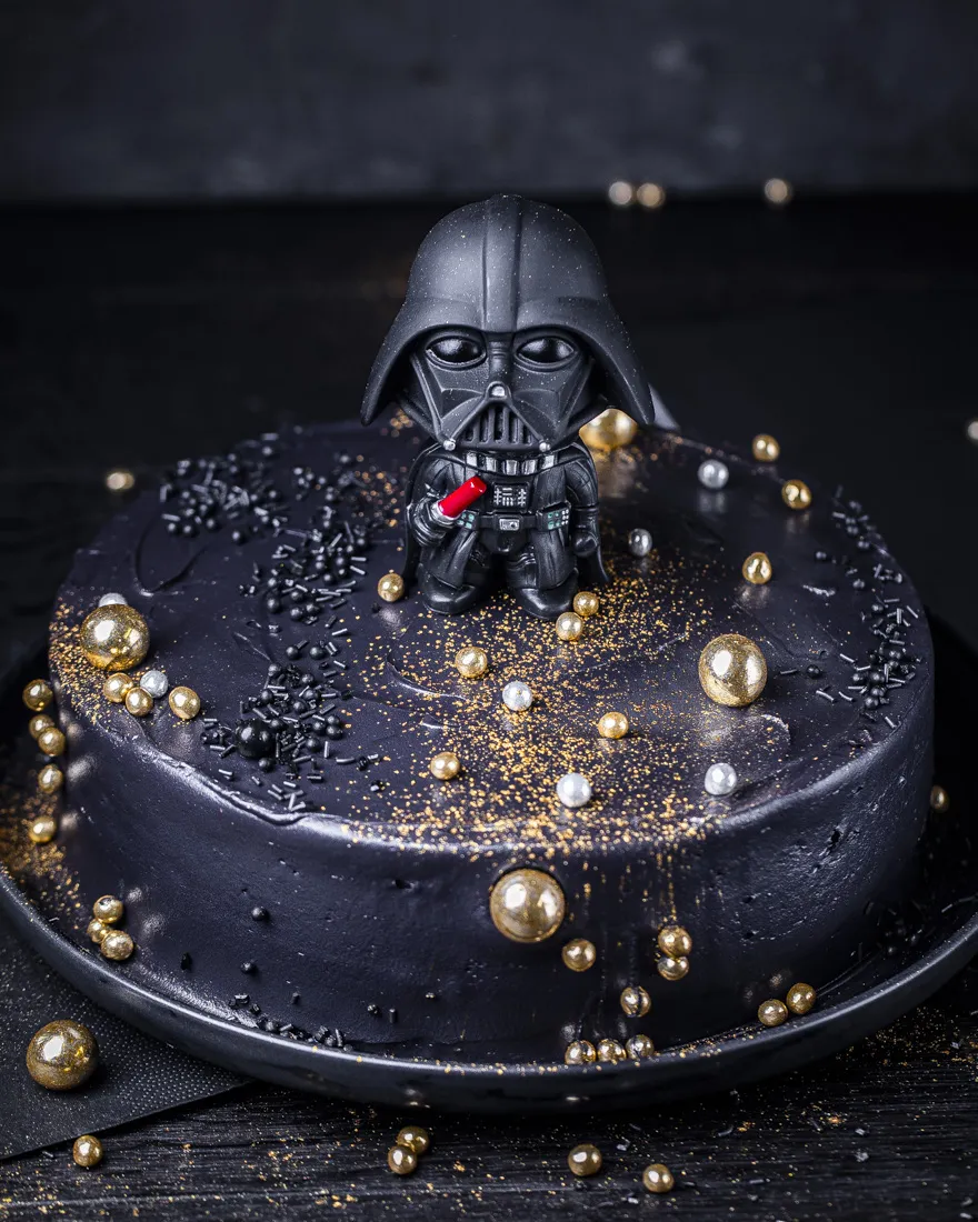 Nahaufnahme einer einfachen Star Wars Darth Vader Torte