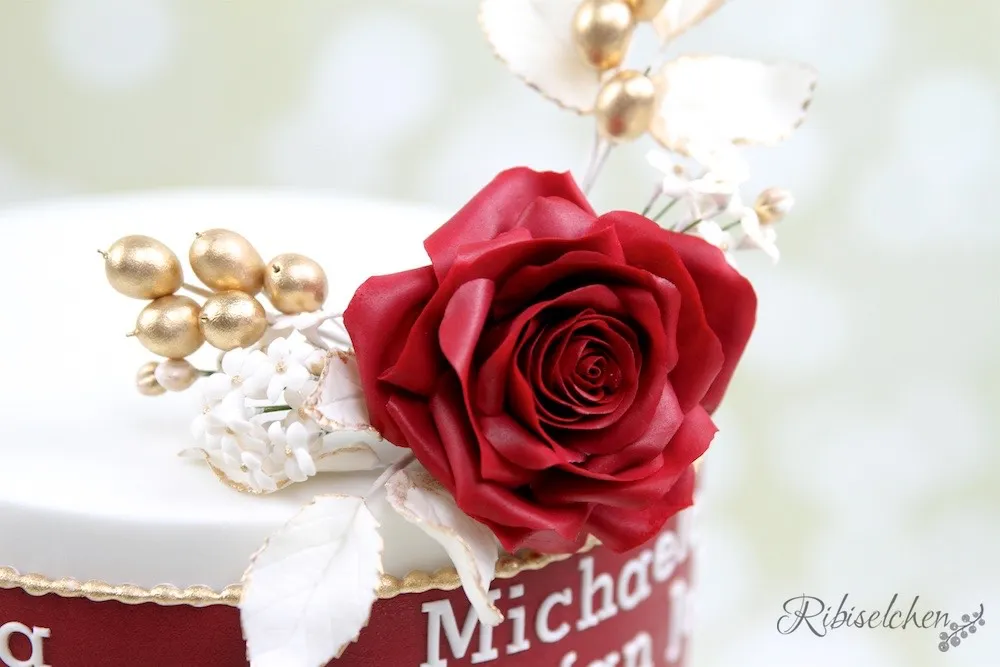 Nahaufnahme einer eleganten Zuckerrose aus Blütenpaste