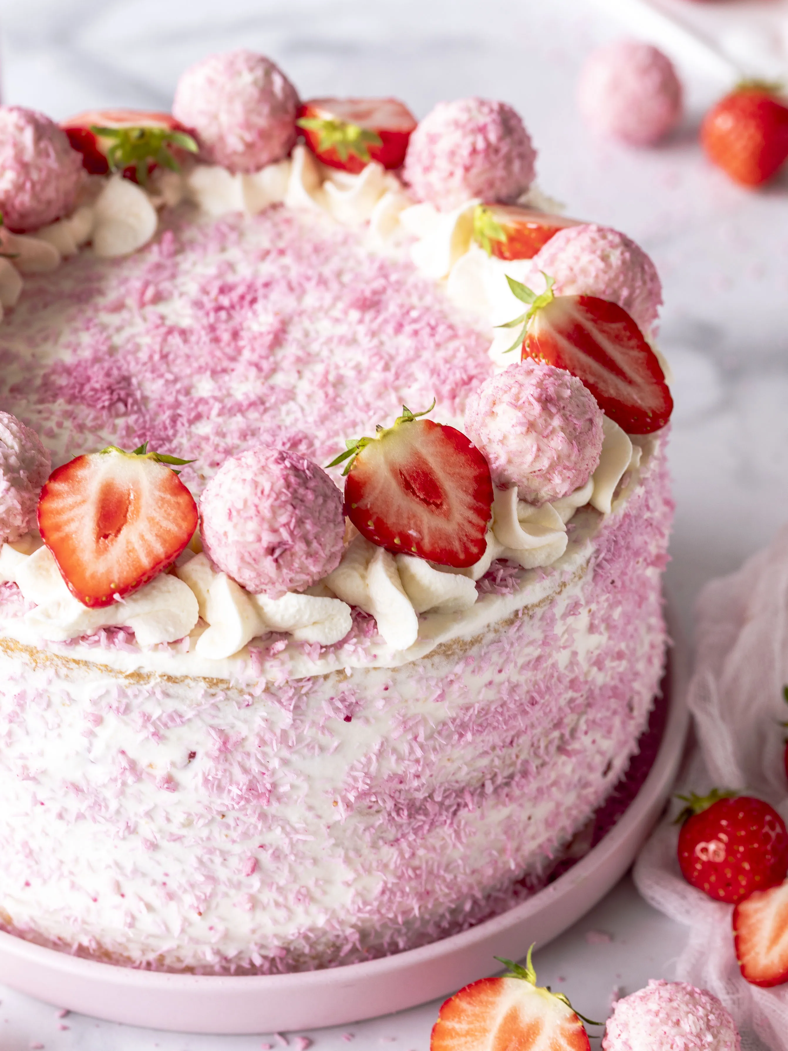 Nahaufnahme einer Erdbeer Kokos Torte auf einem Servierteller