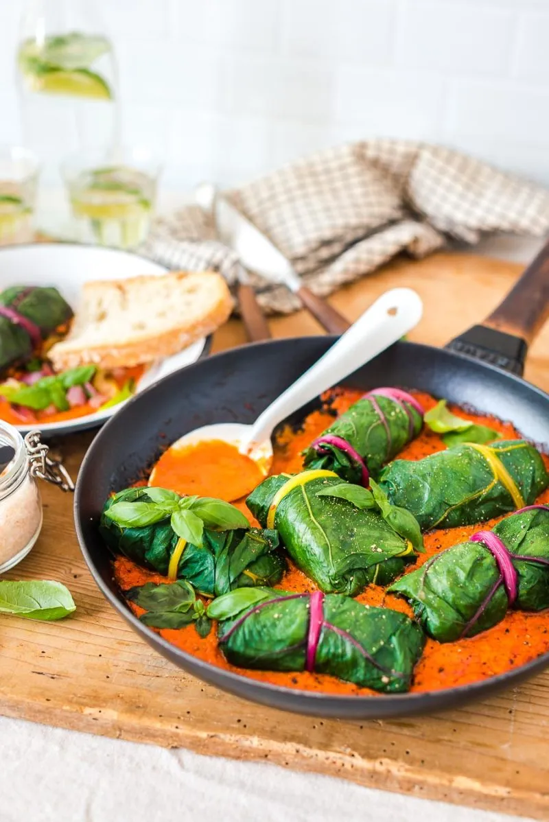 Nahaufnahme einer fertig gerollten Mangold Roulade, bereit zum Garen