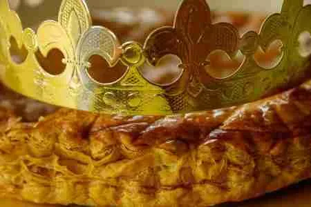 Nahaufnahme einer festlichen Galette des Rois, bereit zum Servieren