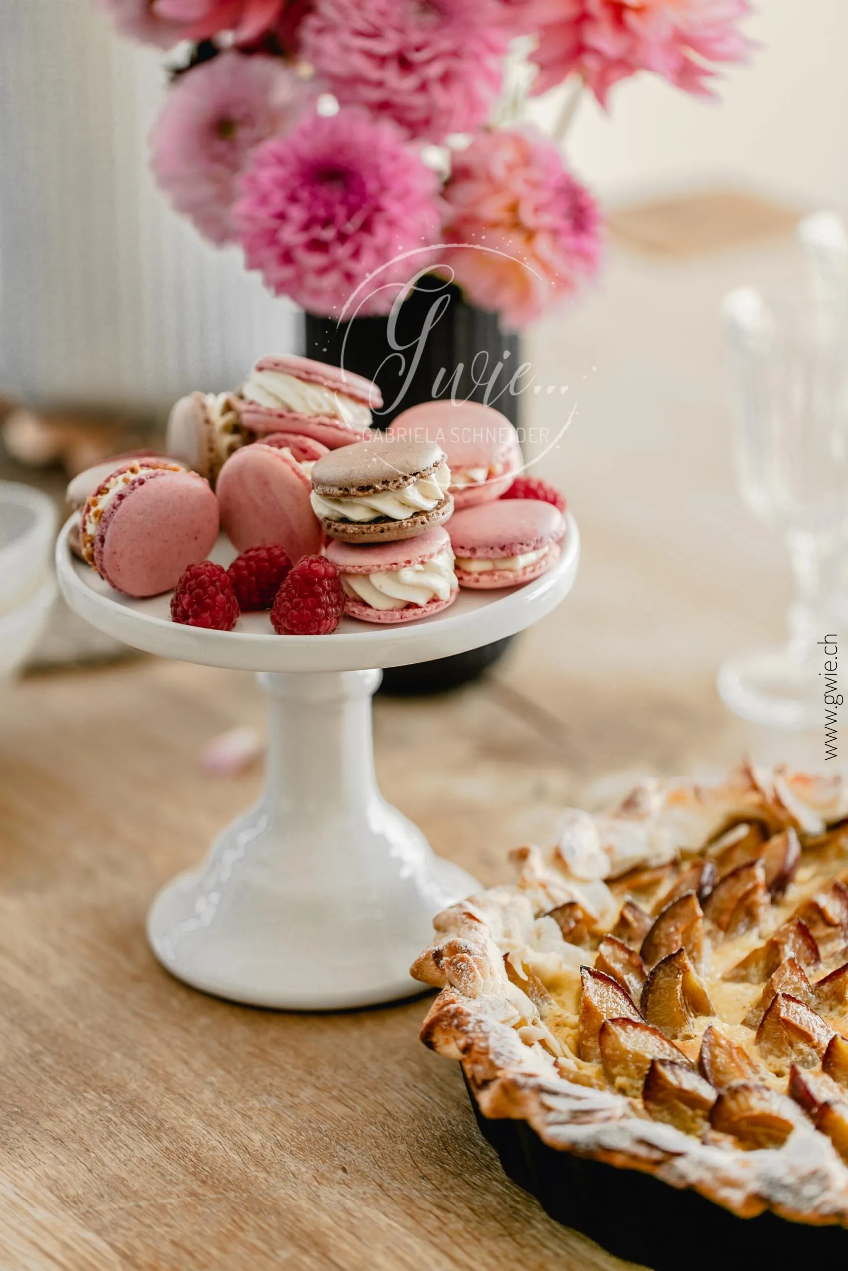 Nahaufnahme einer Geburtstagstorte, reich verziert mit frischen Blumen und Beeren