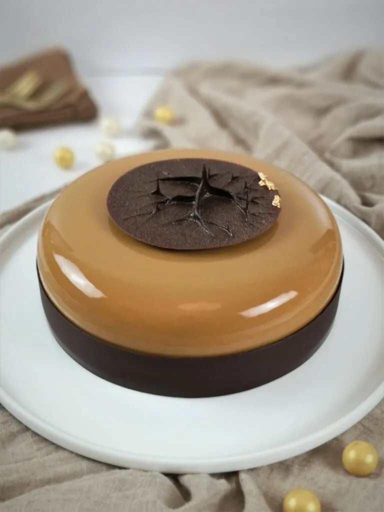 Nahaufnahme einer glasierten Torte mit filigranen Schokoladendekorationen