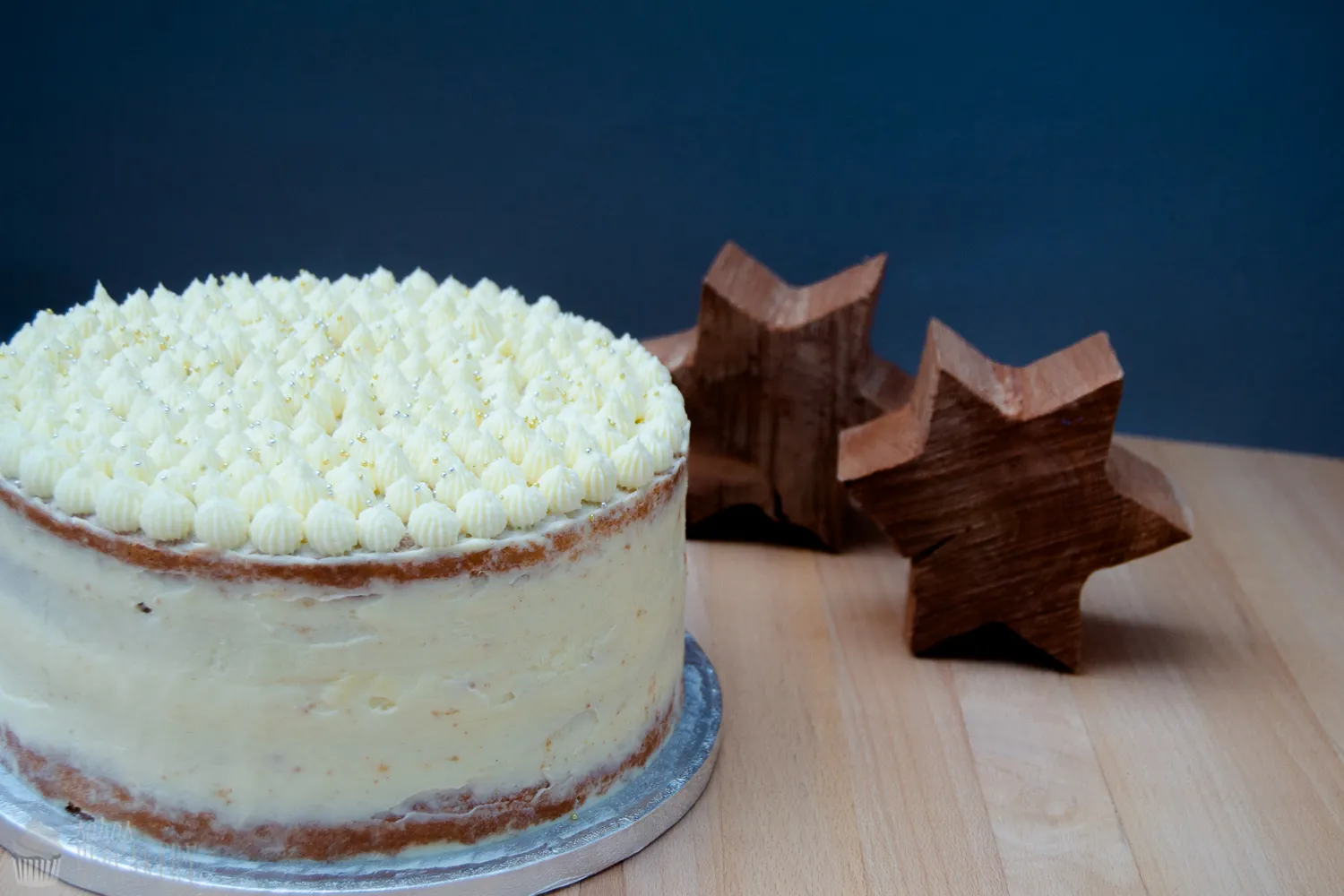 Nahaufnahme einer Kirsch-Vanille-Torte mit glattem Frischkäse-Frosting