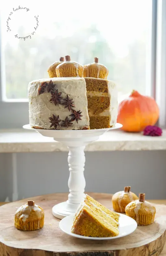 Nahaufnahme einer Kürbistorte mit Frischkäse-Creme und Zimtstangen-Deko