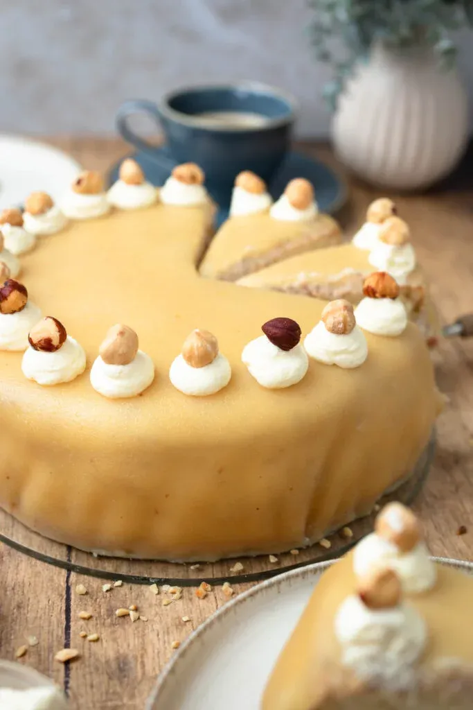 Nahaufnahme einer Marzipan Nuss Torte mit feiner Marzipandecke und Nüssen