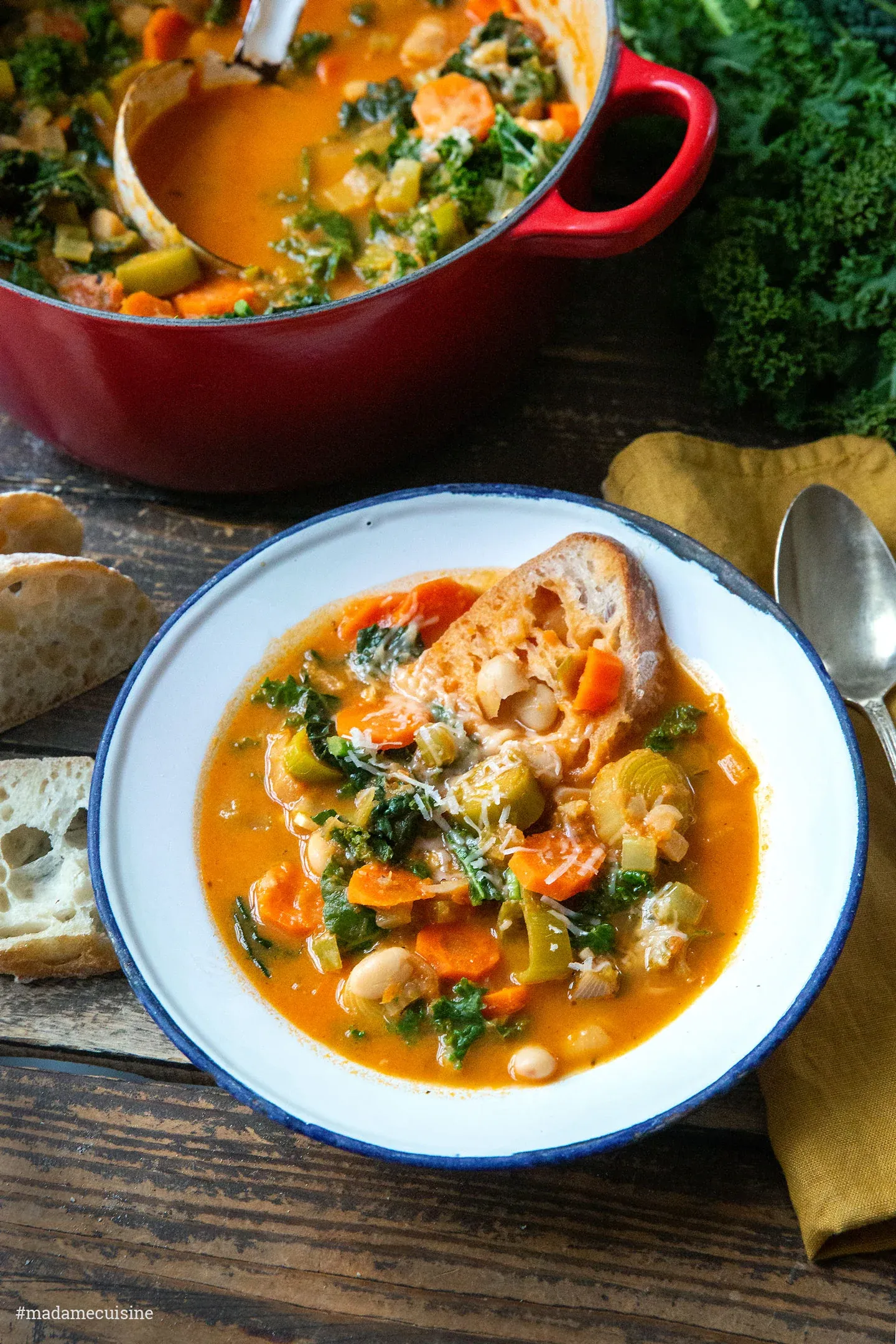 Nahaufnahme einer Portion Ribollita mit frischen Kräutern
