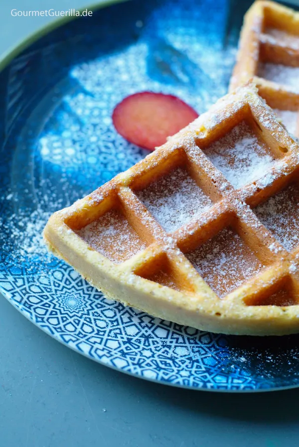 Nahaufnahme einer Portion Süße Linsen-Waffeln mit Puderzucker