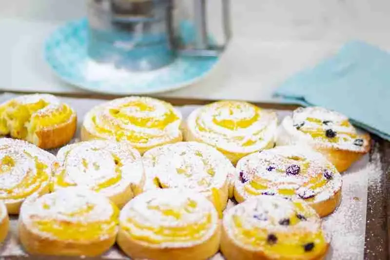 Nahaufnahme einer Puddingschnecke mit sichtbarer Füllung und Hefeteigstruktur