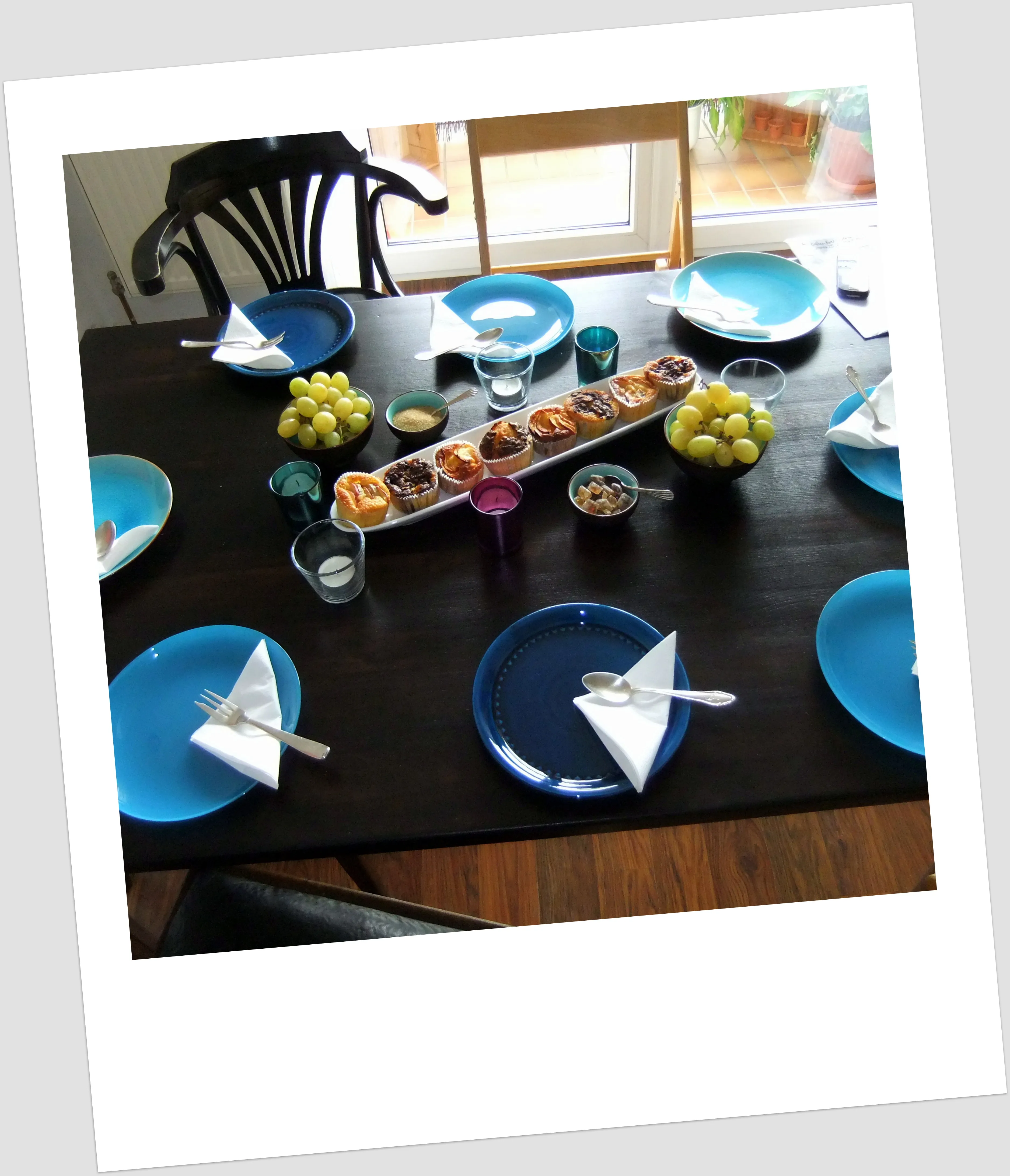 Nahaufnahme einer Scheibe Himbeer-Käsesahnetorte mit Biskuit und Creme