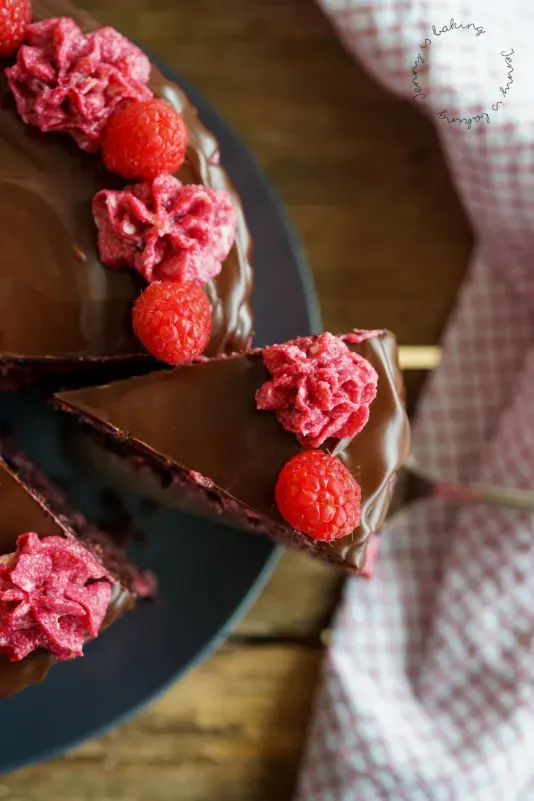 Nahaufnahme einer Scheibe Himbeer-Schoko-Torte mit Frischkäse-Creme