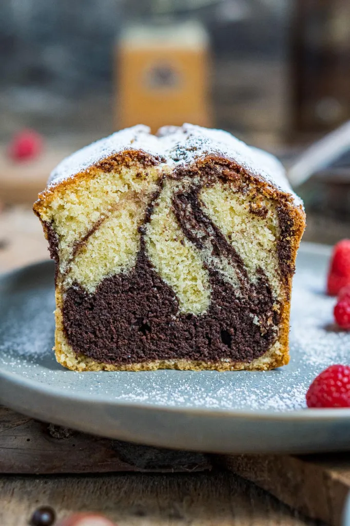 Nahaufnahme einer Scheibe Marmorkuchen auf einem Teller