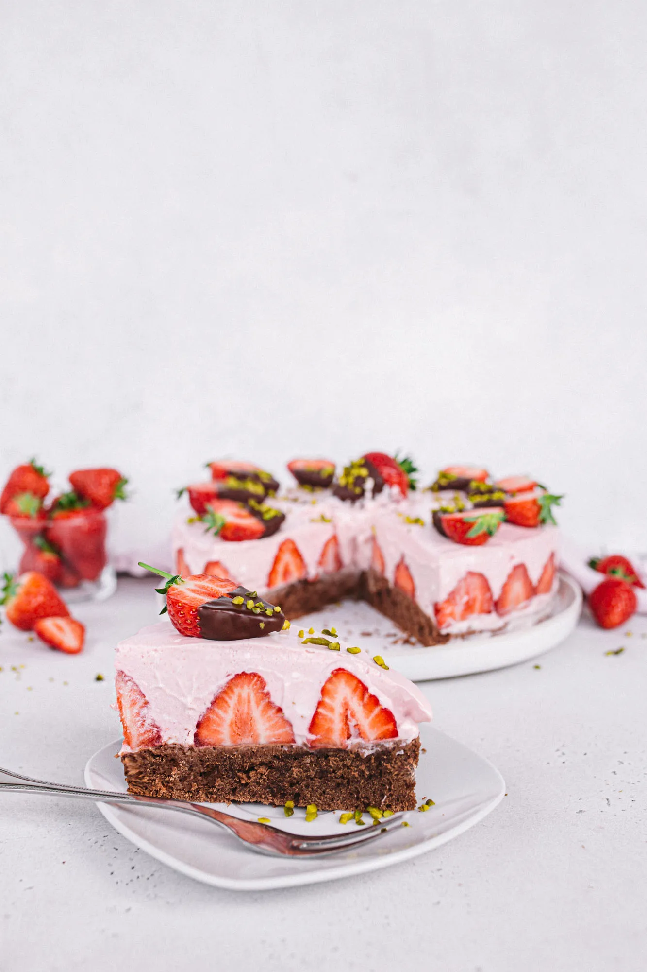 Nahaufnahme einer Scheibe veganer Erdbeer-Sahne-Torte