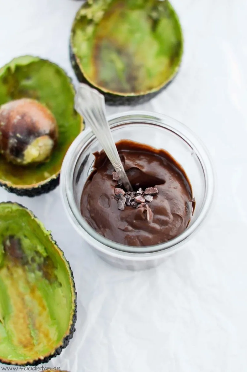 Nahaufnahme einer Schoko-Avocado-Mousse mit Kakao Nibs