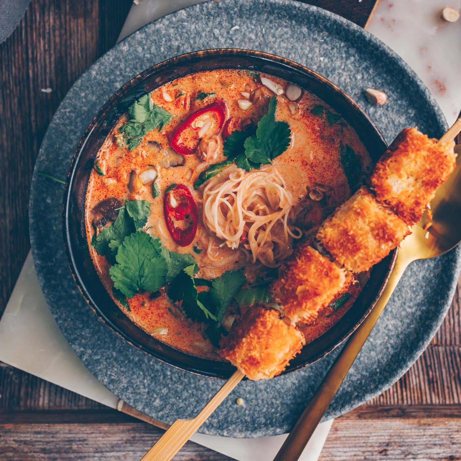 Nahaufnahme einer Schüssel Rote Curry Suppe mit Kokos-Tofu