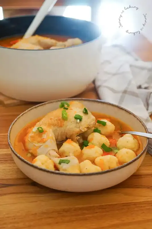 Nahaufnahme einer Schüssel Vori Vori Suppe mit Maismehlbällchen